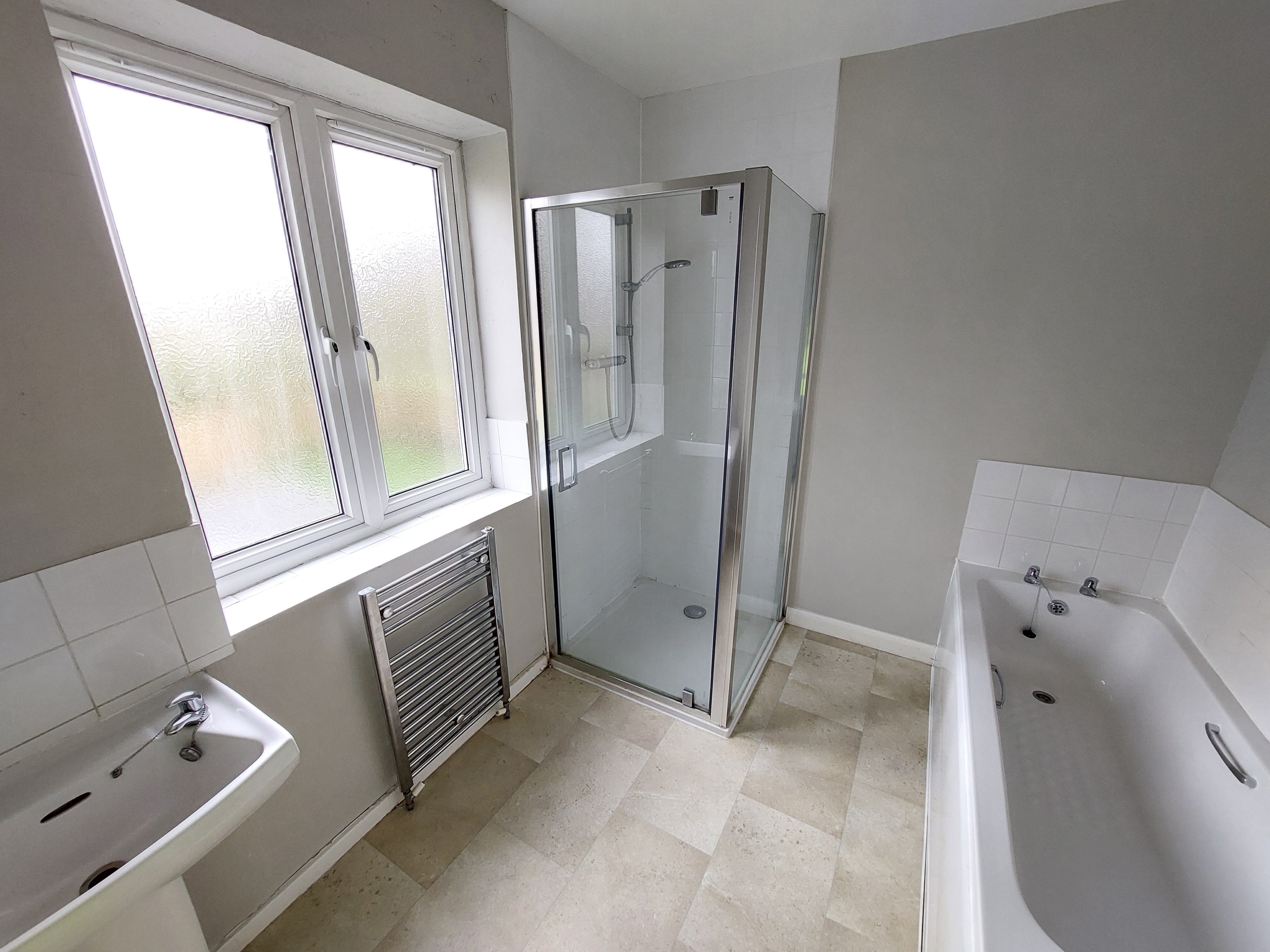 Large rooms in professional house share for £300 pcm!