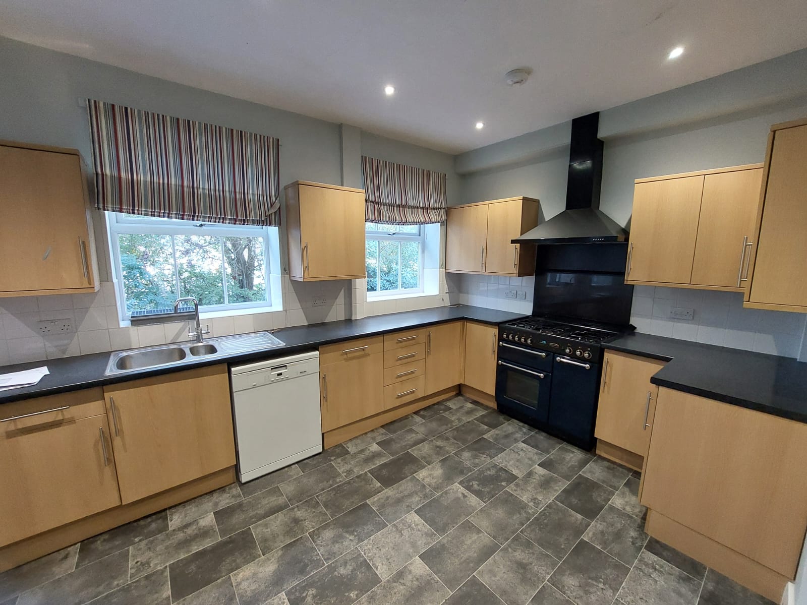 Stunning York Property, Riverside walk to city centre from £500!