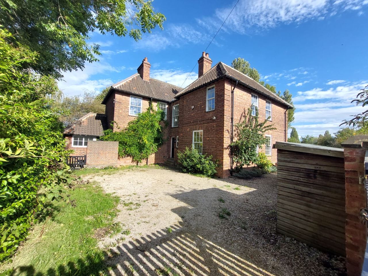 Stunning York Property, Riverside walk to city centre from £500!