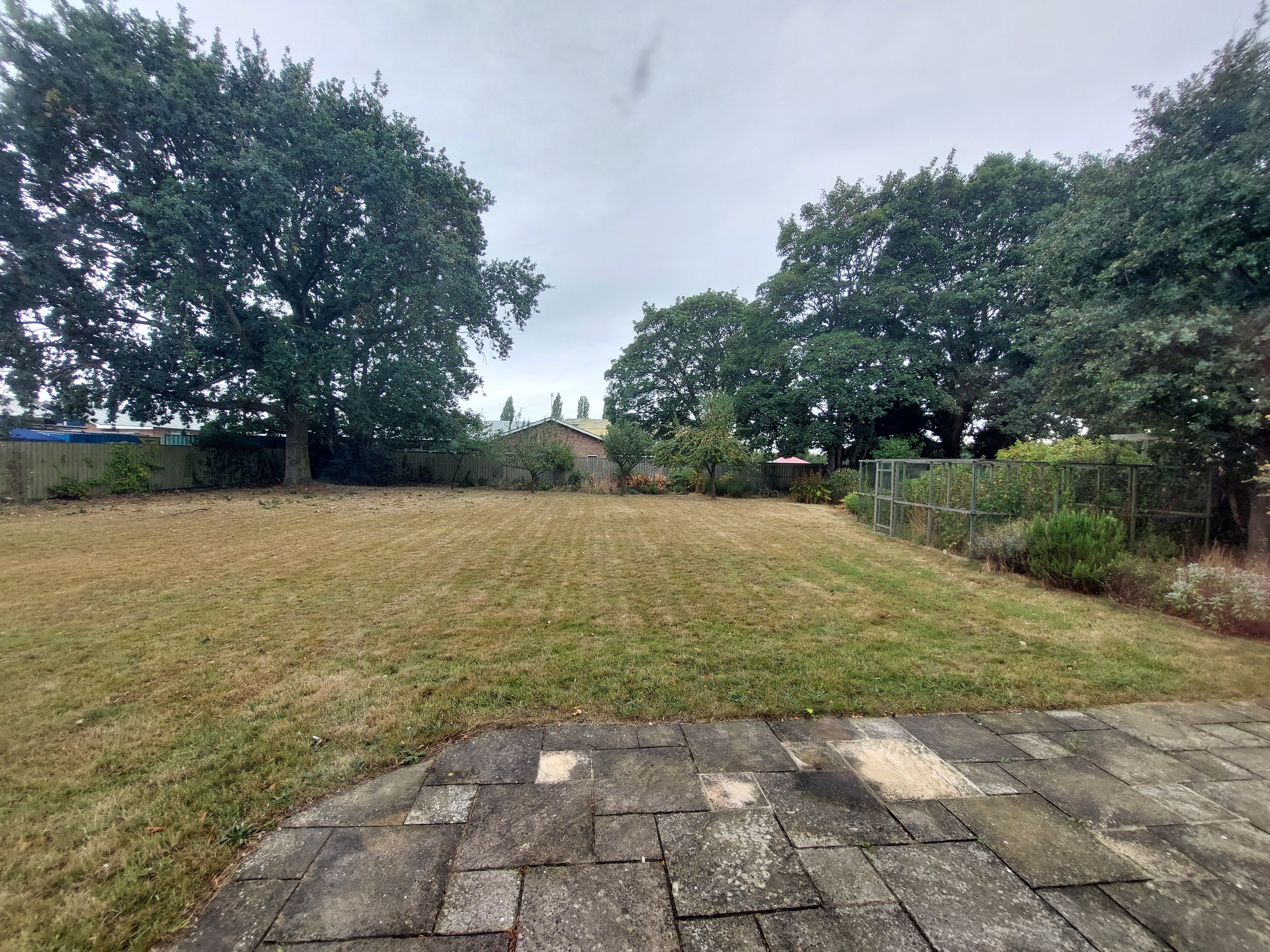 “Spacious, Low-Cost Selby Rooms with Garden, Parking & Bills Inc”