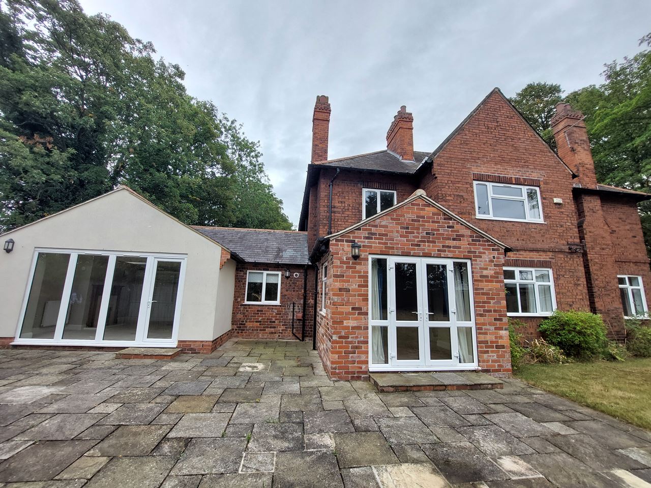 “Spacious, Low-Cost Selby Rooms with Garden, Parking & Bills Inc”